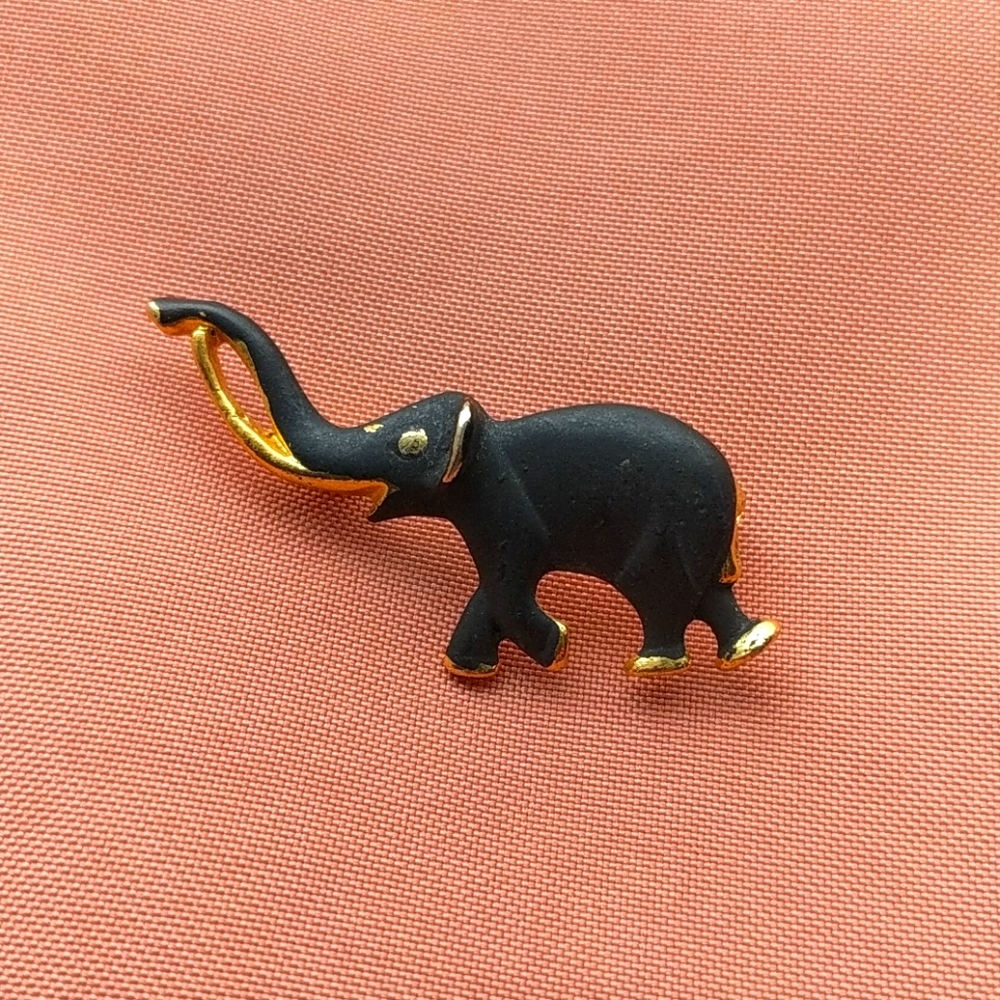 Vintage Matte Black Elephant Brooch 1.5 inches